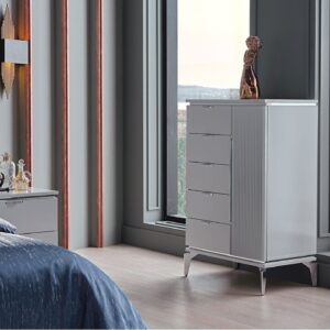 Dimensiuni Comoda cu sertare Loretto


Latime: (X)75.7cm

Lungime: (Y)45.5cm

Inaltime: (Z)117.4cm


Specificatii


 	Tip: Comoda cu sertare
 	Dimensiune: 75.7x45.5x117.4cm
 	Culoare: Gri
 	Finisaj: Argintiu
