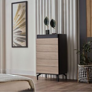 Dimensiuni Comoda cu sertare Lucida


Latime: (X)67.1cm

Lungime: (Y)44.8cm

Inaltime: (Z)119.3cm


Specificatii


 	Tip: Comoda cu sertare
 	Dimensiune: 67.1x44.8x119.3cm
 	Culoare: Gri/Nuc
 	Tip Picior: Metalic