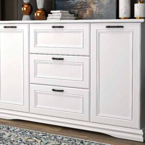 Comoda SnowWood combină eleganța și funcționalitatea. Realizată din MDF vopsit alb, are dimensiuni generoase (150/46/93 cm), 3 sertare frontale și 2 uși laterale pentru organizare eficientă. Un plus de stil pentru orice încăpere.