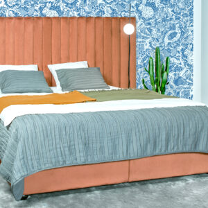 DISPONIBILITATE
- Pat 147 x 208 cm (căpătâi 247 cm x H142 cm) – dimensiune saltea 140 x 200 cm.
- Pat 167 x 208 cm (căpătâi 267 cm x H142 cm) – dimensiune saltea 160 x 200 cm.
- Pat 187 x 208 cm (căpătâi 287 cm x H142 cm) – dimensiune saltea 180 x 200 cm.
Salteaua nu este inclusă în prețul patului, doar somiera!

MATERIALE DE ACOPERIRE – recomandarea producătorului este stofa.
Opțiuni pentru configurare:
- Integral

DEHUSABILITATE
NU este un produs dehusabil.