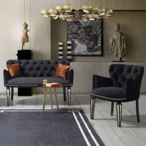 În stil clasic se integrează perfect în zona de relaxare sau de primire, stilizând complet spațiul în care acestea sunt expuse. Setul se poate realiza într-o gamă variată de nuanțe. Picioarele pieselor de mobilier sunt din lemn, atent confecționate. Dimensiunile fotoliului sunt de: 60 x 75 x 60 cm, iar ale canapelei cu 2 locuri este de: 125 x 75 x 60 cm. Detaliile setului sunt extrem de deosebite, ieșind în evidență și completând orice decor. Spătarul înalt îl face foarte relaxant pentru zona lombară.